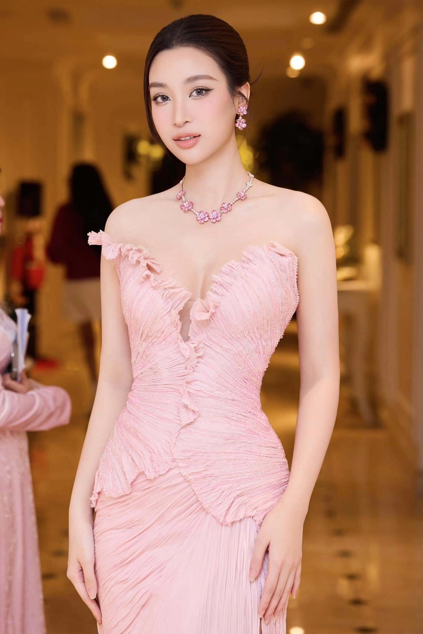 Hình minh họa: Phong cách đơn sắc của Đỗ Mỹ Linh