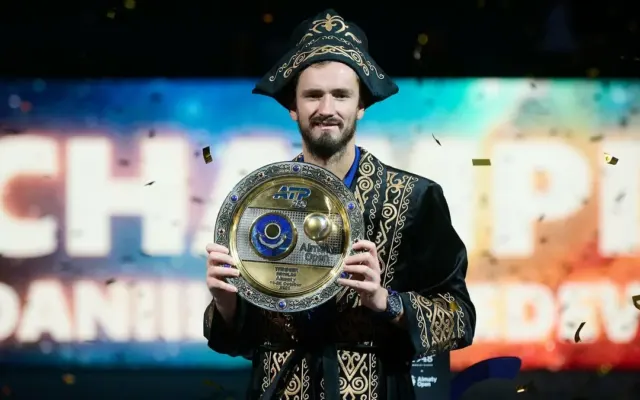 Medvedev lần đầu bảo vệ danh hiệu ATP