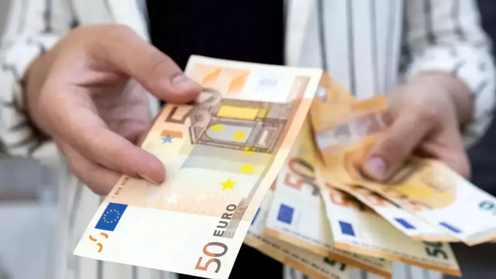 Hình minh họa: Giá euro xuống dưới 30.000 đồng