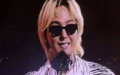 G-Dragon đập đàn trên sân khấu concert BigBang