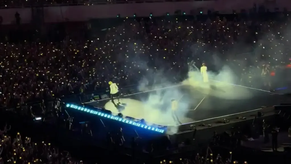 Hình minh họa: G-Dragon đập đàn trên sân khấu concert BigBang