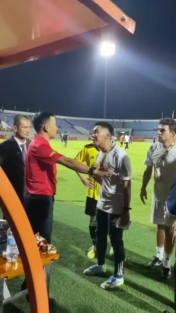Hình minh họa: HLV Kewell nhận thẻ đỏ, trợ lý gọi trọng tài V-League là mafia