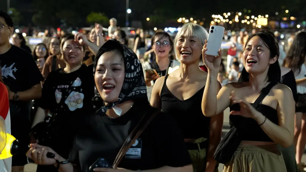 Hàng trăm fan nhảy múa, háy theo BigBang qua hàng rào