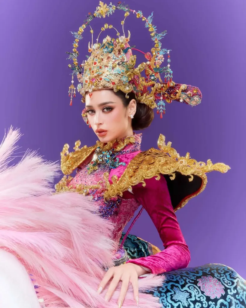Hình minh họa: Emoura Phạm diễn trang phục ‘Vinh quy bái tổ’