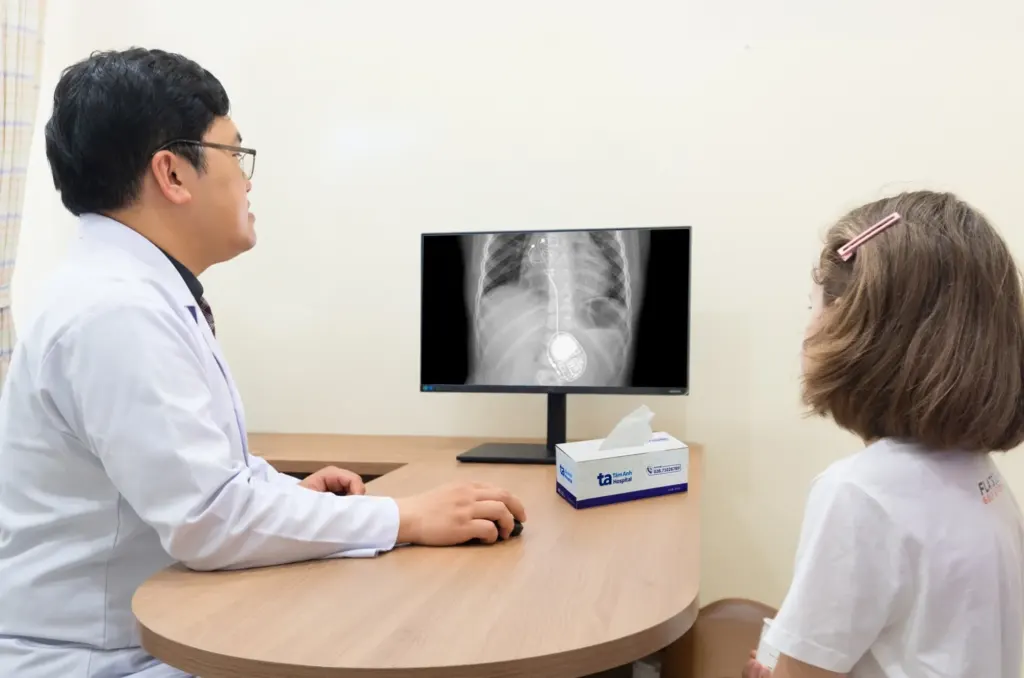 Hình minh họa: Thay máy tạo nhịp tim cho bé gái 8 tuổi