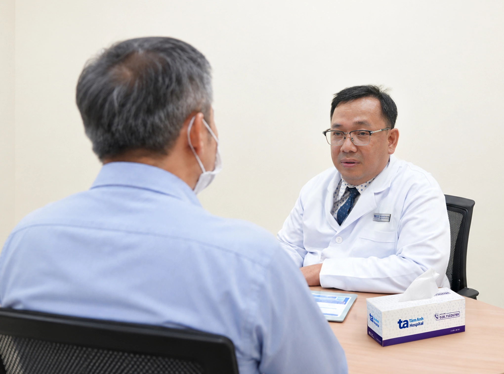 Hình minh họa: Nước tiểu nhiều bọt do suy thận