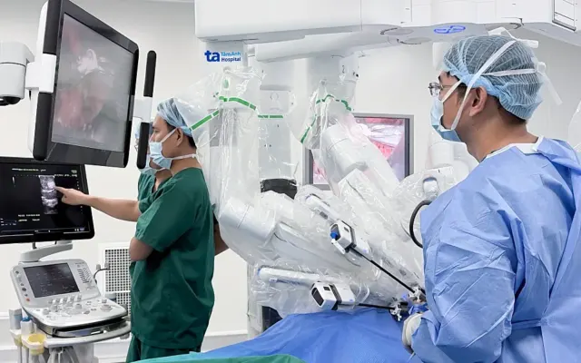 Robot kết hợp siêu âm cắt u thận