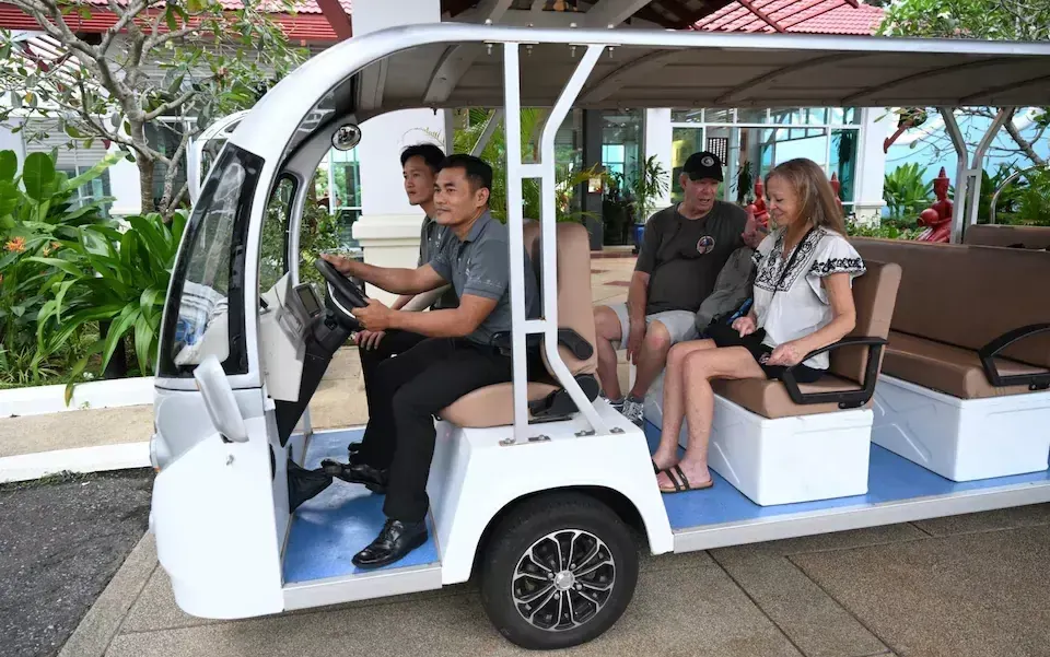 Hình minh họa: Hành khách hoang mang khi rời tàu du lịch ở Campuchia