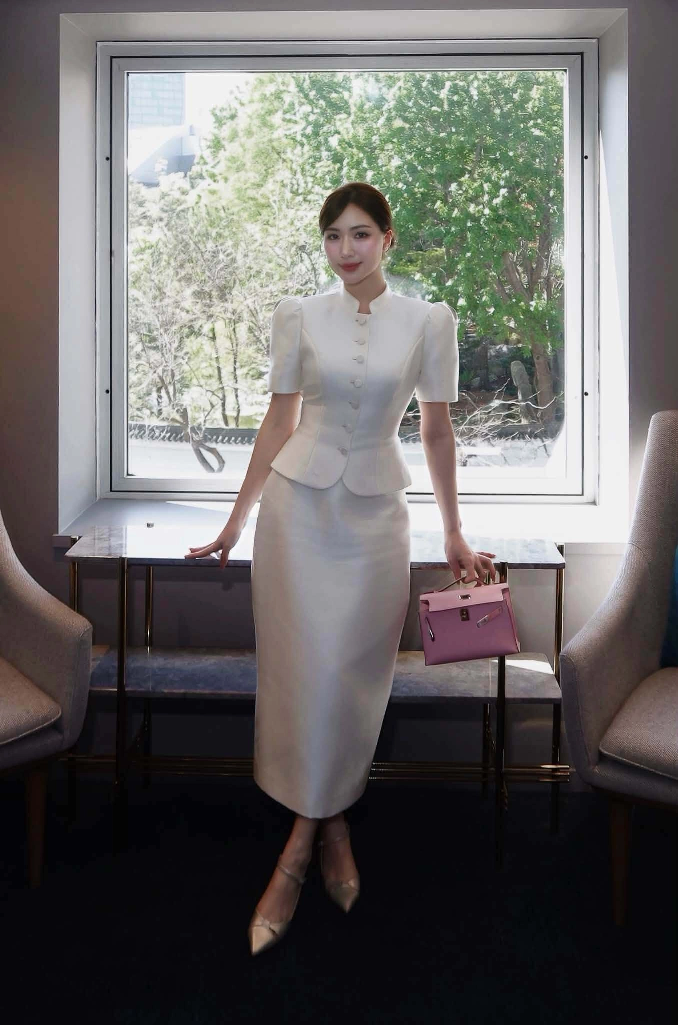 Hình minh họa: Hòa Minzy dát hàng hiệu trên phố Sydney