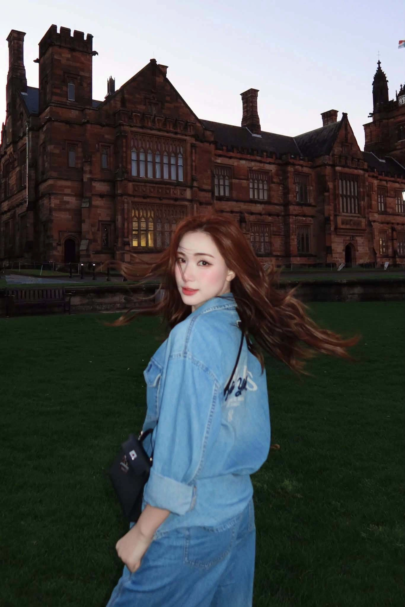Hình minh họa: Hòa Minzy dát hàng hiệu trên phố Sydney