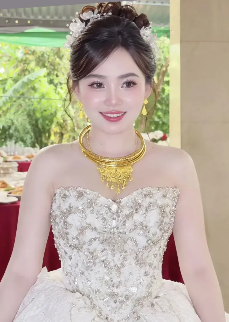 Hình minh họa: Cách trang điểm tôn nét đẹp của vợ Hoài Lâm ngày cưới