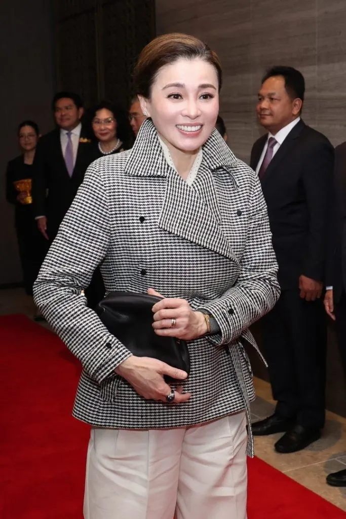 Hình minh họa: Hoàng hậu Thái Lan diện phong cách sang trọng thầm lặng