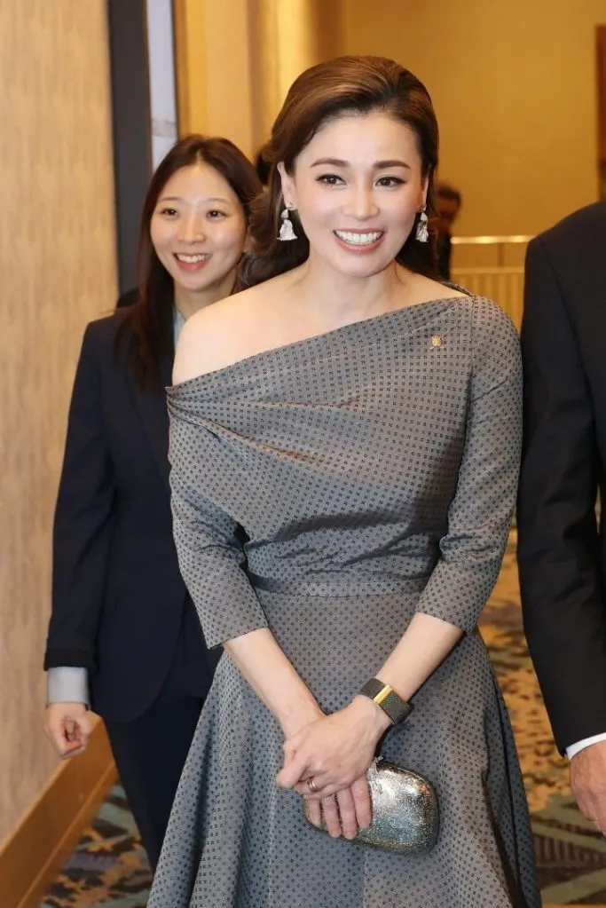 Hình minh họa: Hoàng hậu Thái Lan diện phong cách sang trọng thầm lặng