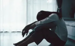 Tự làm đau giải tỏa uất ức vì bạn bè làm kỹ sư, bác sĩ còn mình ‘vô danh’