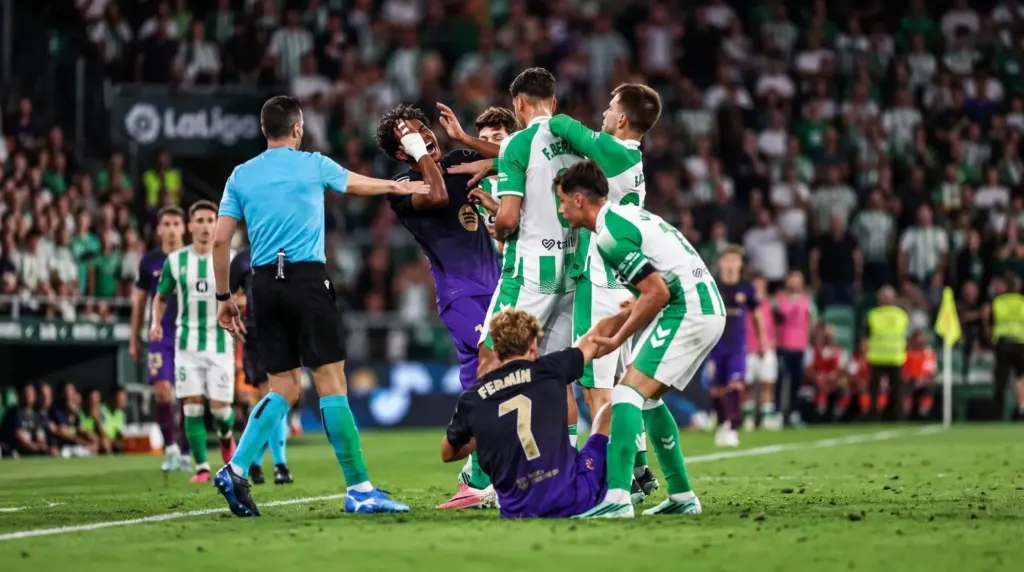 Hình minh họa: Cầu thủ Betis bị treo giò bốn trận vì húc đầu Yamal