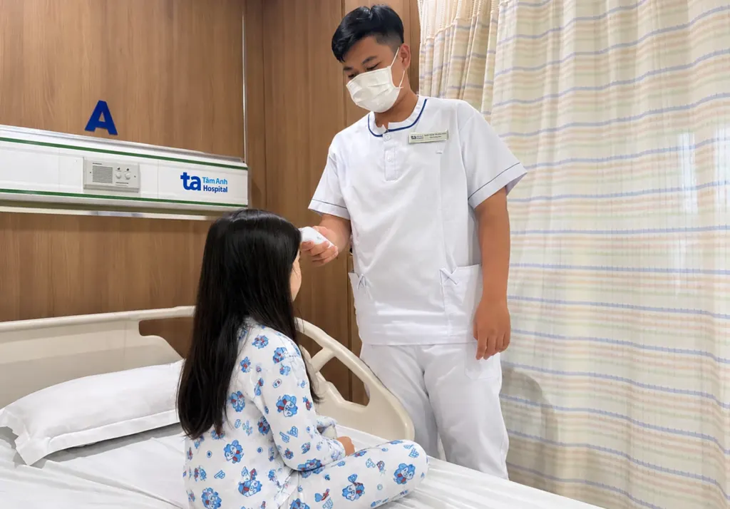 Hình minh họa: Bé gái viêm amidan, suy dinh dưỡng