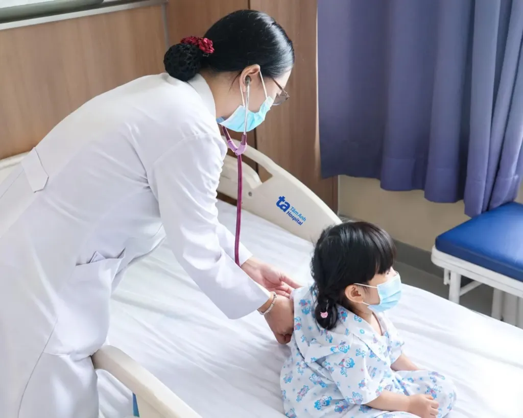 Hình minh họa: Bé gái thiếu máu kèm viêm phổi