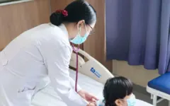 Bé gái thiếu máu kèm viêm phổi