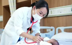 Mẹ đái tháo đường thai kỳ, trẻ cần theo dõi gì sau sinh?