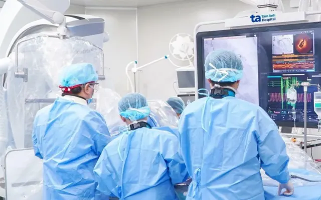 Thông mạch máu nuôi tim cụ bà 90 tuổi