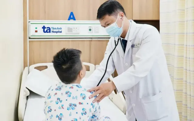 Bé trai chảy máu cam sau hai ngày sốt xuất huyết