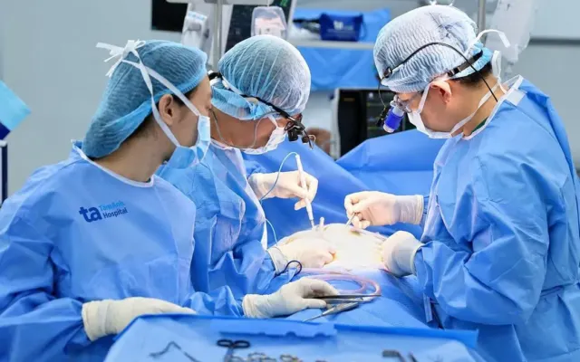 Mổ bắc ba cầu mạch vành khi tim vẫn đập