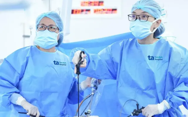U buồng trứng bám dính phức tạp