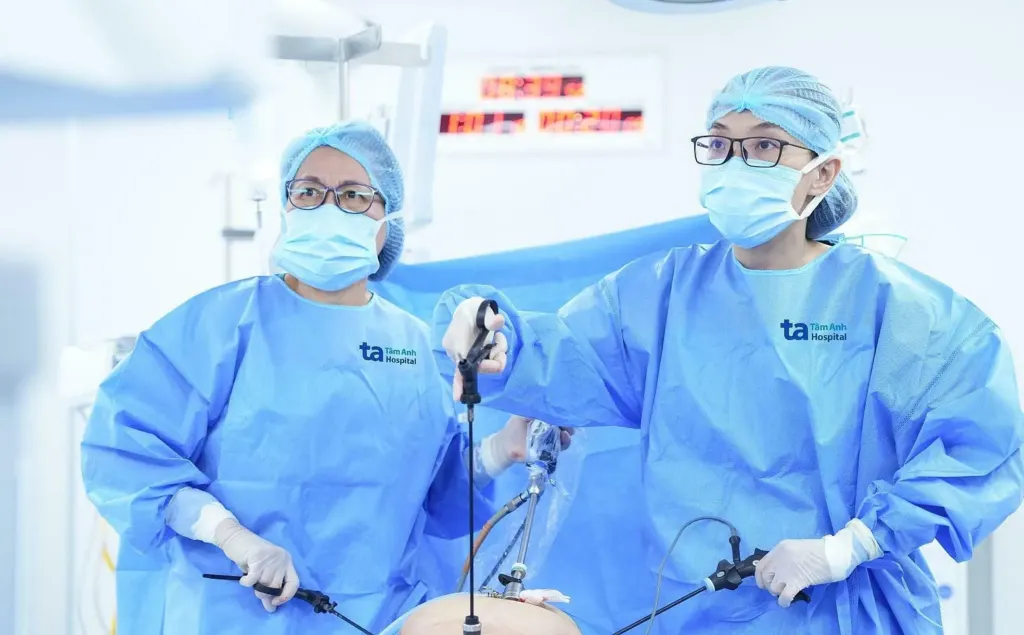 Hình minh họa: U buồng trứng bám dính phức tạp