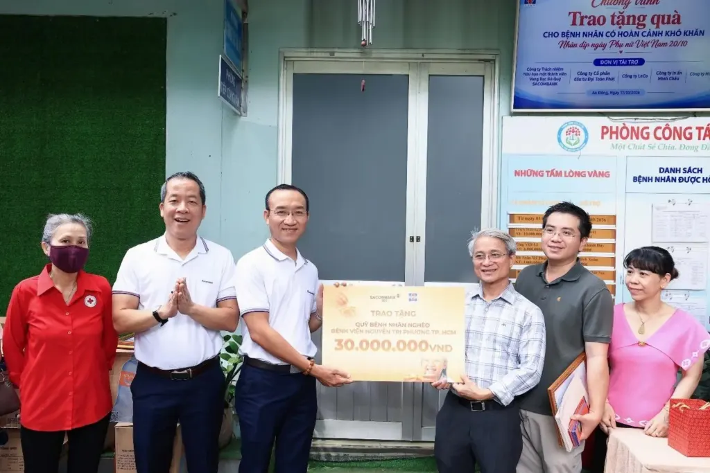 Hình minh họa: Sacombank-SBJ trao doanh thu bán tác phẩm cho Bệnh viện Nguyễn Tri Phương