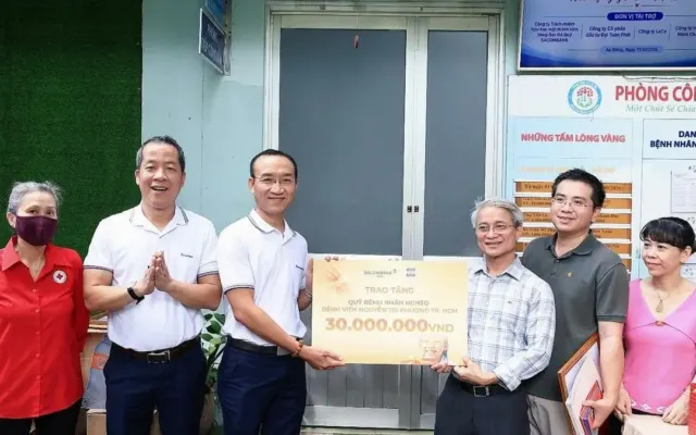 Sacombank-SBJ trao doanh thu bán tác phẩm cho Bệnh viện Nguyễn Tri Phương