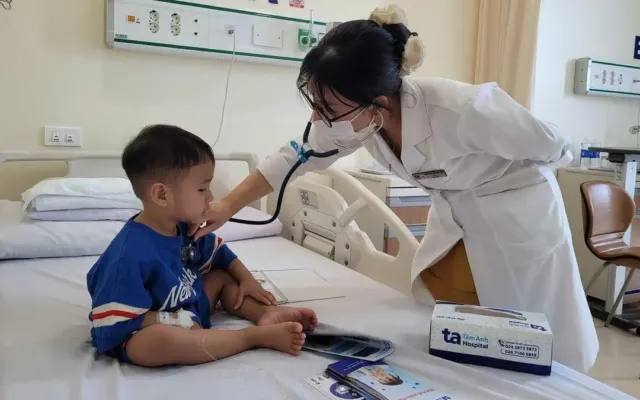 Bé trai đồng nhiễm ba vi khuẩn, virus