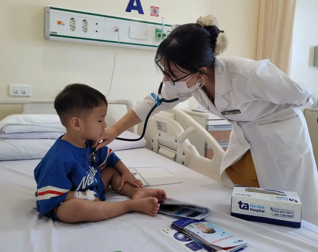 Hình minh họa: Bé trai đồng nhiễm ba vi khuẩn, virus