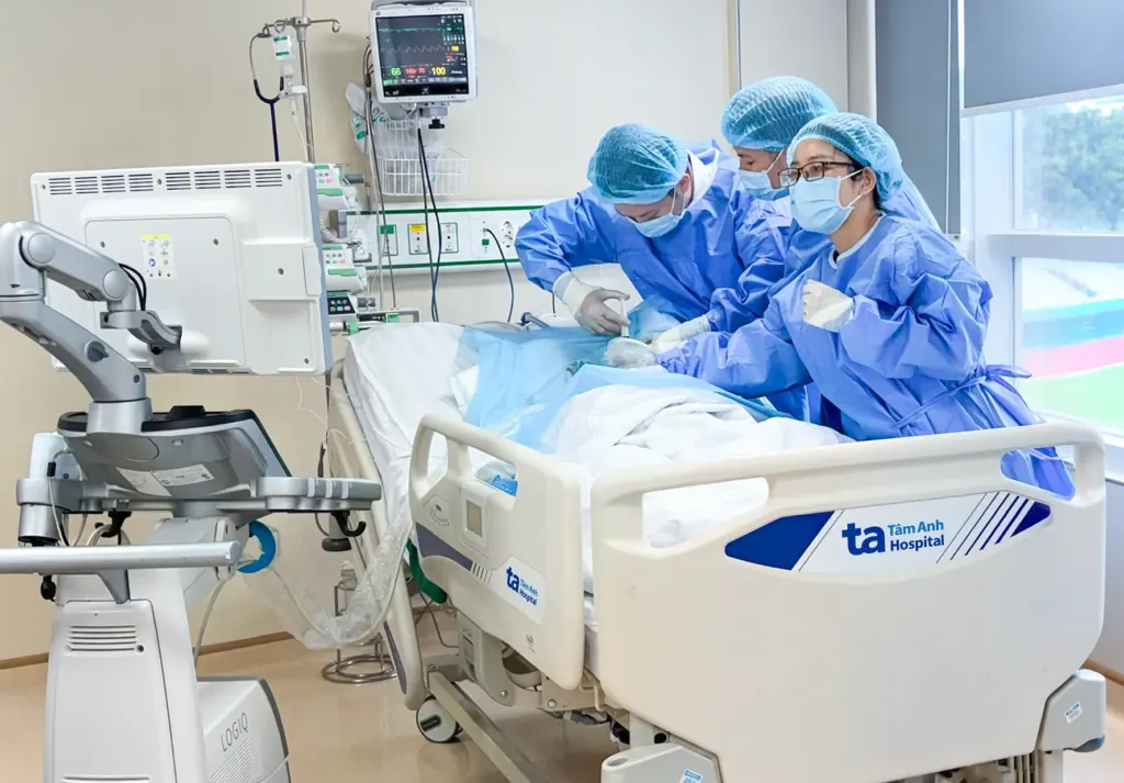 Hình minh họa: Người phụ nữ tràn dịch màng tim, phổi