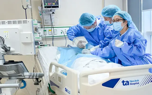 Người phụ nữ tràn dịch màng tim, phổi