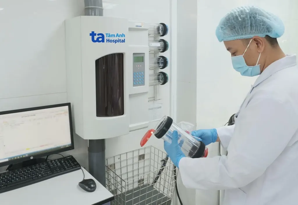 Hình minh họa: Bé 2 tuổi ung thư mắt do đột biến gene