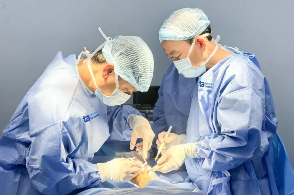 Hình minh họa: Gót chân bé trai nhiễm trùng sau kẹt vào bánh xe