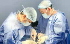 Gót chân bé trai nhiễm trùng sau kẹt vào bánh xe