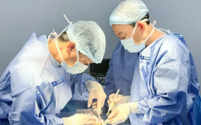 Gót chân bé trai nhiễm trùng sau kẹt vào bánh xe
