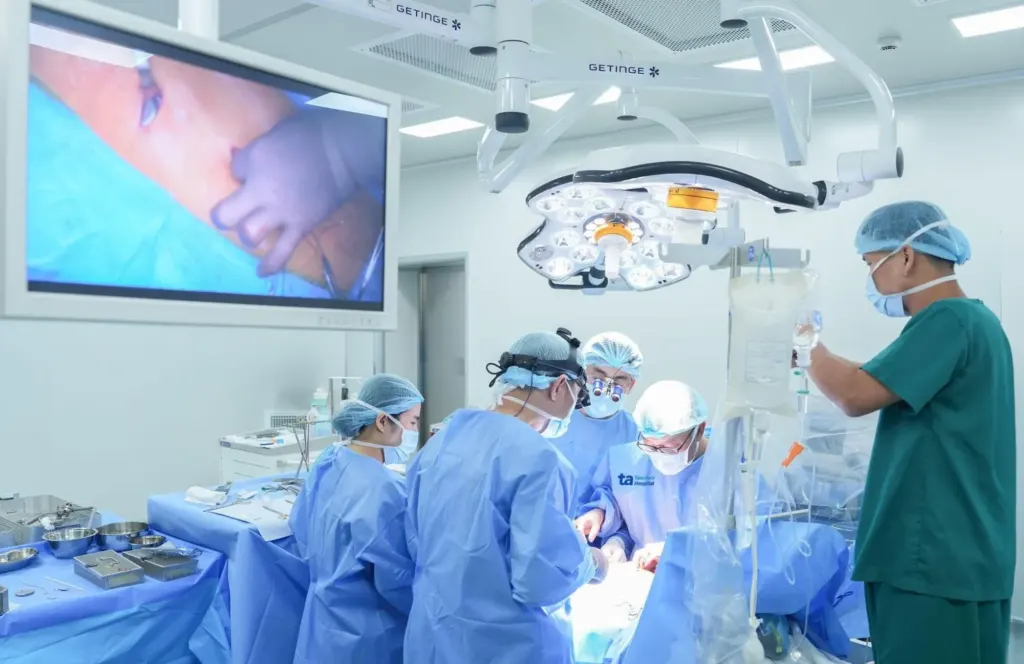 Hình minh họa: Thay máy tạo nhịp tim cho bé gái 8 tuổi