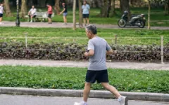 Đứng lâu, làm sao phòng suy giãn tĩnh mạch chân?