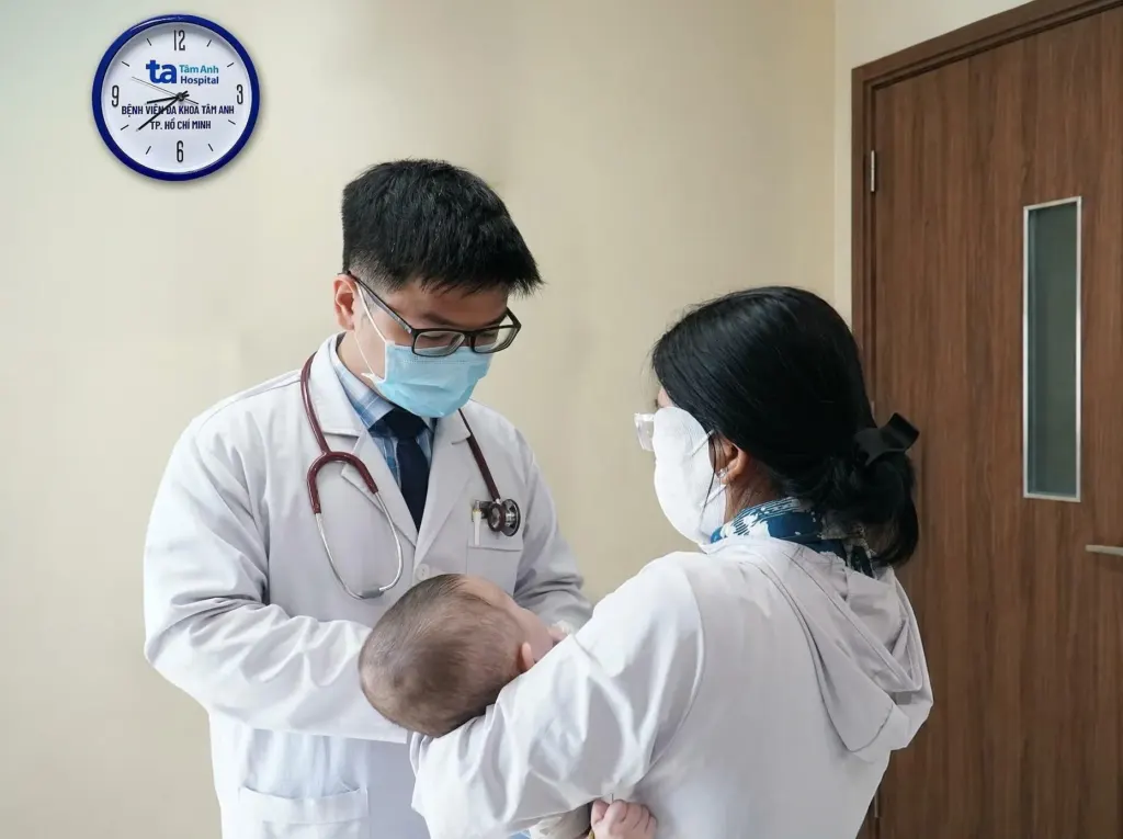 Hình minh họa: Bé ba tháng tuổi nôn ra máu