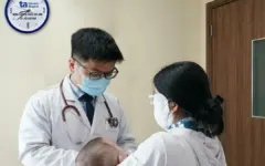 Bé ba tháng tuổi nôn ra máu