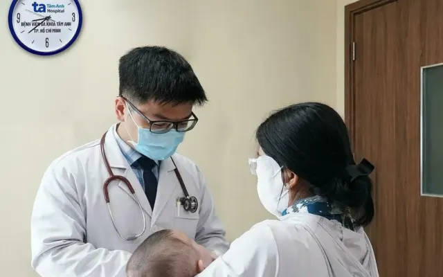Bé ba tháng tuổi nôn ra máu