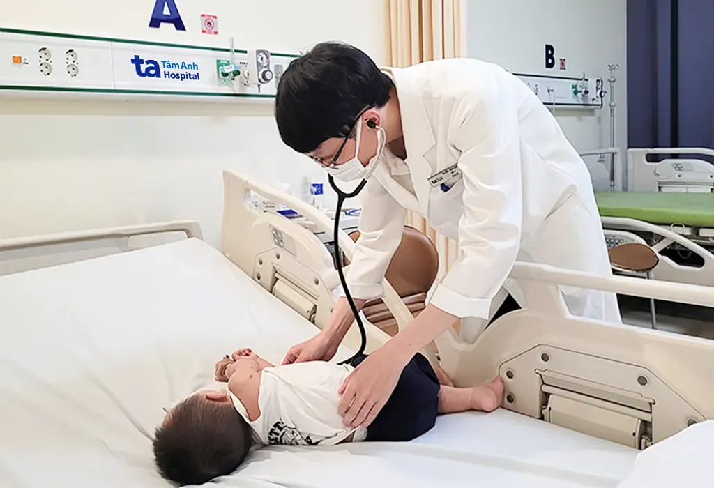 Hình minh họa: Bé trai nhiễm virus hợp bào hô hấp, bệnh tay chân miệng