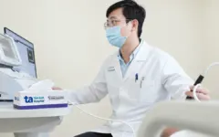 Bé 2 tuổi ung thư mắt do đột biến gene