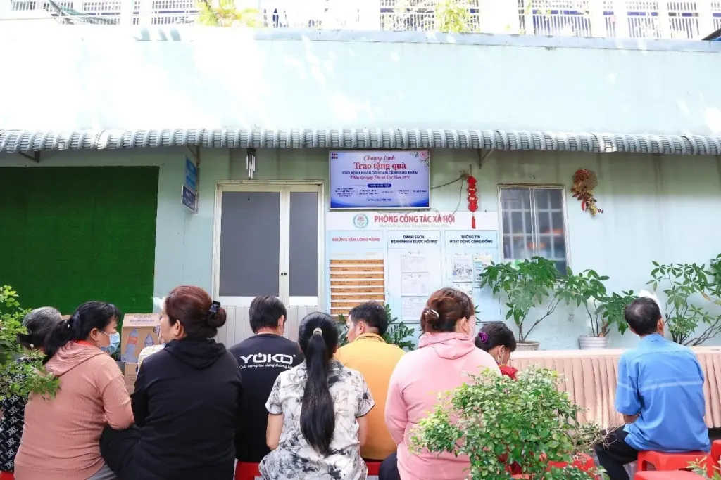 Hình minh họa: Sacombank-SBJ trao doanh thu bán tác phẩm cho Bệnh viện Nguyễn Tri Phương