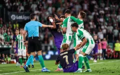 Cầu thủ Betis bị treo giò bốn trận vì húc đầu Yamal