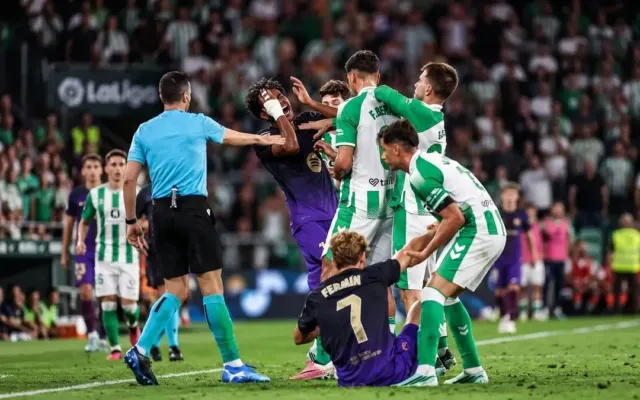 Cầu thủ Betis bị treo giò bốn trận vì húc đầu Yamal