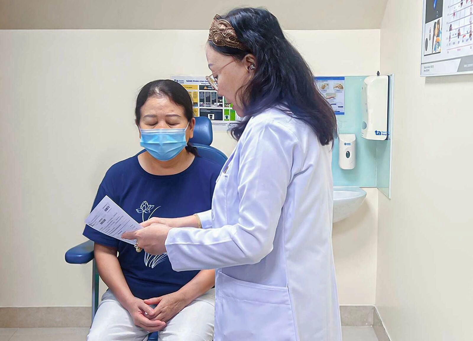 Hình minh họa: Phẫu thuật xoang lần 4 cho người phụ nữ