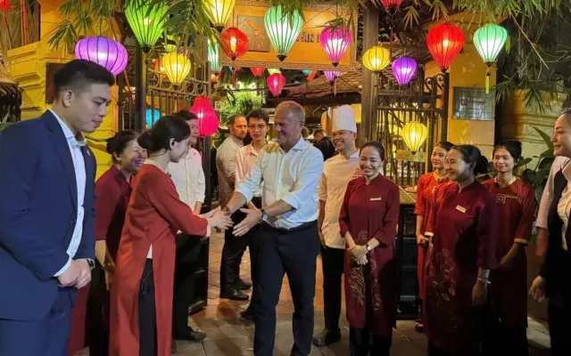 Thủ tướng Ba Lan thưởng thức rau muống xào tỏi, uống bia Hà Nội